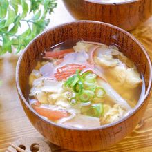 彩り良し！コスパ良し！速攻で作れる『かにかまと卵のお吸い物』