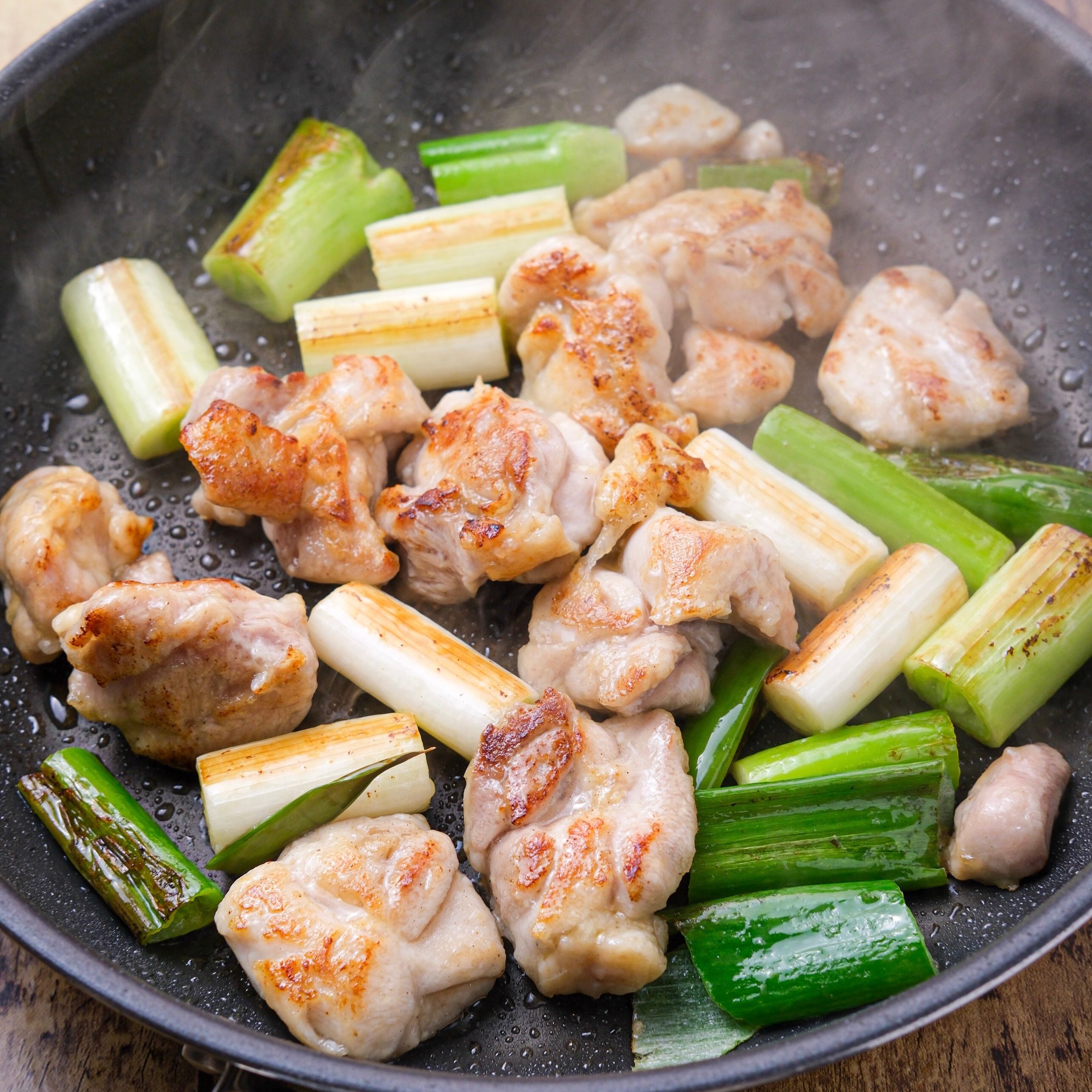 鶏肉とねぎの甘酢炒め】食材2つで簡単スピードおかず！ | レシピサイト