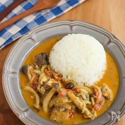 簡単エスニック♡サバ缶としめじのココナッツミルクカレー