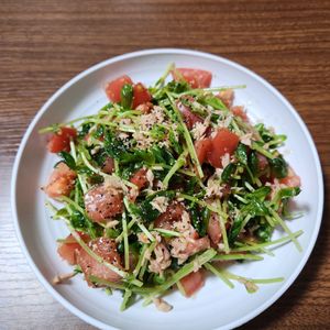 とももの作ってみた!投稿(豆苗とトマトとツナのつゆレモンドレッシングサラダ)