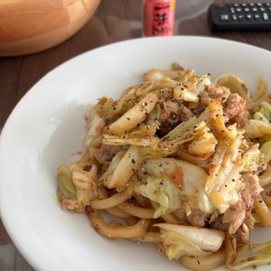 うぉるの作ってみた!投稿(豚肉とキャベツのおかかバター醤油うどん【#残り野菜】)