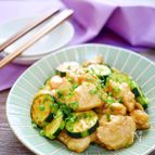 ズッキーニと鶏むね肉のガリバタ炒め