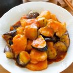 『鶏むねとなすのチリソース煮』ピリ辛やみつき♡ご飯もススム！