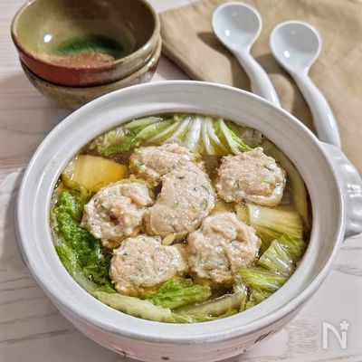 【ふわふわ鶏団子鍋】具材は白菜のみでコク旨鍋料理。
