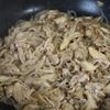 旨味たっぷり！【豚こまと舞茸のすき焼き風炒め】ボリューム満点の工程5