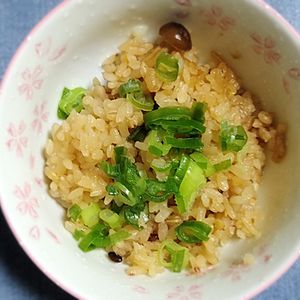 猫の作ってみた!投稿(具材は2つだけ！包丁不要で簡単「ツナと椎茸の炊き込みご飯」)