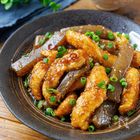 甘辛だれでご飯がすすむ！鶏むね肉とこんにゃくのごま照り｜みんなが気になる「いま人気のレシピ」