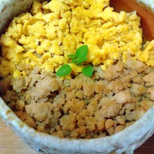 チョロリスの作ってみた!投稿(5分で絶品!【王道の鶏そぼろ丼】簡単・混ぜるだけ♡)