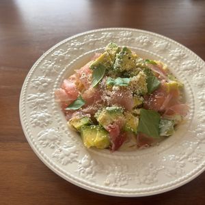 こむぎの作ってみた!投稿(簡単あえてのせるだけ♡生ハムとアボカドのクリームチーズパスタ)