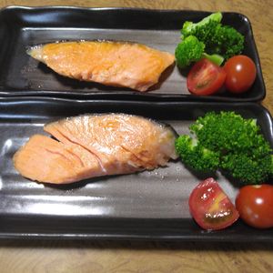 ももの作ってみた!投稿(裏ワザで劇的ふっくら！時間が経っても固くならない塩鮭の焼き方)