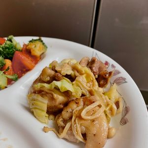 ケの作ってみた!投稿(行列の定食屋さんの🍚鶏とキャベツのガリバタぽん酢炒め🤩)