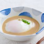 こっくり濃厚。豆乳ダレで味わう温泉卵〈温泉卵の作り方付き〉