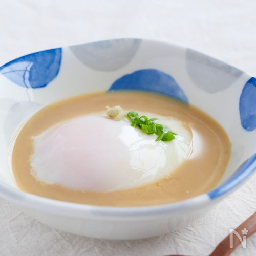 こっくり濃厚。豆乳ダレで味わう温泉卵〈温泉卵の作り方付き〉