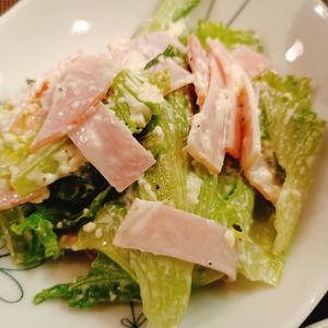 Yuukoの作ってみた!投稿(材料5つ！【ハムレタスシーザーサラダ】ドレッシング不要♩)
