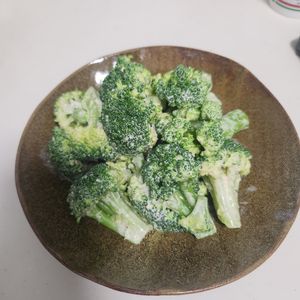 よもぎの作ってみた!投稿(【シーザーブロッコリー】チンして和えるだけ♪)
