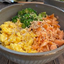 塩鮭ほぐし三色丼