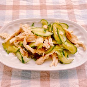 ビートの作ってみた!投稿(レンジで蒸し鶏♪きゅうりのゴマたっぷり中華サラダ♪♪)