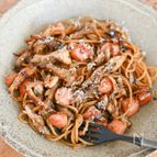 焼肉のタレで味付け簡単！ソーセージとまいたけの旨辛パスタ