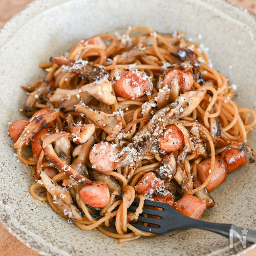 焼肉のタレで味付け簡単!ソーセージとまいたけの旨辛パスタ