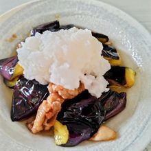 【ナスと豚肉の旨炒め】大根おろしを添えてさっぱり食べられます