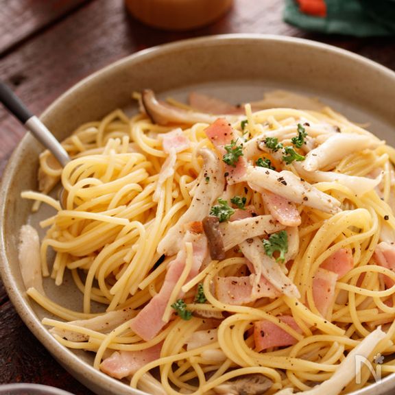 エリンギとベーコンのコンソメ醤油パスタ【#レンジ#ランチ】