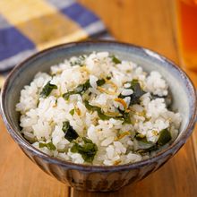 【栄養満点♡︎カリカリじゃこのわかめごはん】混ぜるだけ絶品！