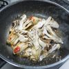 牡蠣と舞茸の豆板醤炒めの工程3