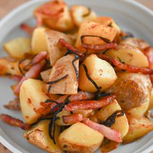 子どもも大人も!ベーコンとじゃがいもの塩こんぶバター炒め