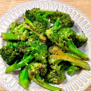 michuの作ってみた!投稿(食べ過ぎ注意?!にんにくパンチの焼きブロッコリー)