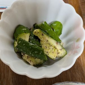 れいかの作ってみた!投稿(叩かずひねる！きゅうりのゆかりごま和え)