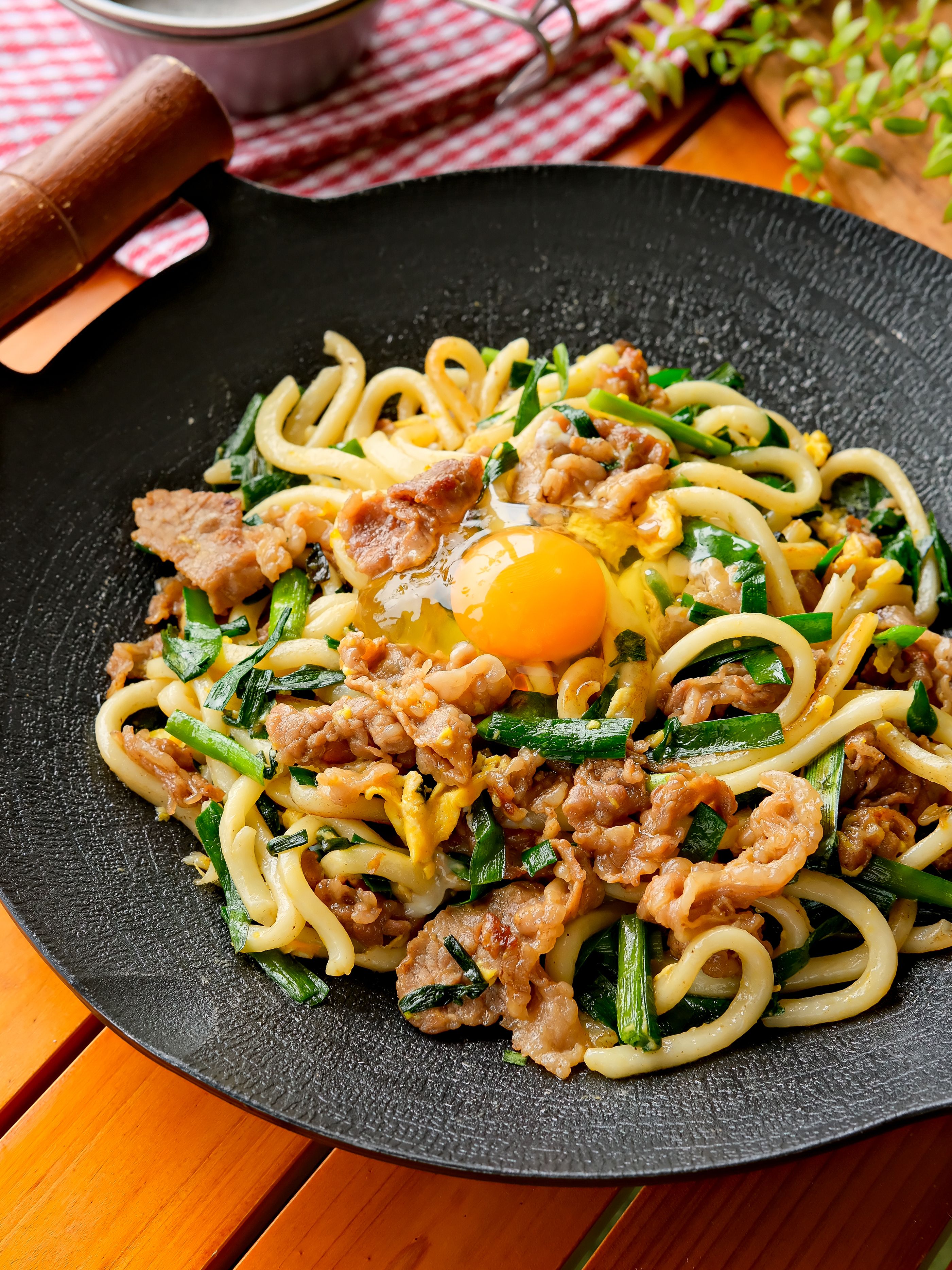 牛にら玉焼うどん】調味料ひとつで簡単♪豪快に作って胃袋満足