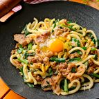 【牛にら玉焼うどん】調味料ひとつで簡単♪豪快に作って胃袋満足
