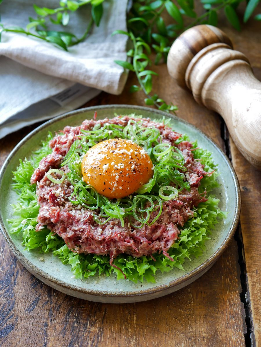 絶品おつまみ☆旨みとコクにやみつき♡【コンビーフユッケ】 | レシピ