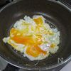 やっぱり夏は素麺で「ふんわり卵のカニカマ素麺炒め」の工程1