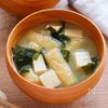 定番の味！【豆腐とわかめと油揚げのお味噌汁】の工程2