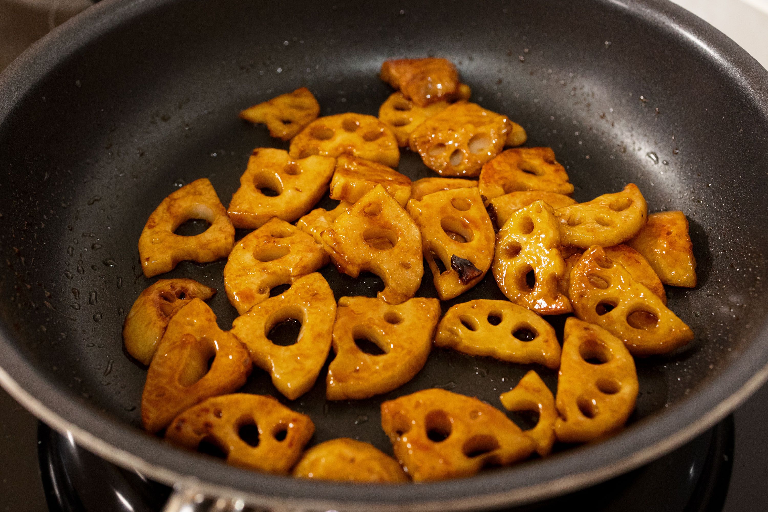 れんこんの甘辛炒め☆八角風味』食材1つ簡単副菜♪やみつき☆ | レシピ