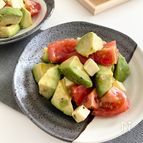 やみつき！トマトとアボカドとチーズのサラダ