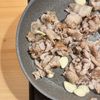 【簡単】トンテキ風うまトマ豚バラ焼きの工程2