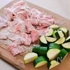 【豚バラと厚切りズッキーニのにんにく醤油炒め】食材２つで！の工程1