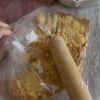材料2つで大量生産♪クッキークランチチョコの工程1