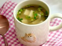 お湯を注ぐだけ♡豆腐と塩こんぶの即席カップ味噌汁