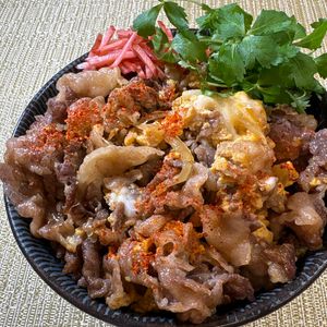 楽ラク手抜キッチン🐶🐾の作ってみた!投稿(『他人丼』牛肉をとろ～り半熟卵でとじて白飯にON)