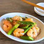 冷凍むきえびとアスパラガスのガーリック醤油炒め