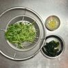 【豆苗とわかめのレモンじょうゆあえ】5分で！後味さっぱり！の工程1