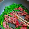 牛こまと豆腐とにんにくの芽のオイスター炒めの工程3