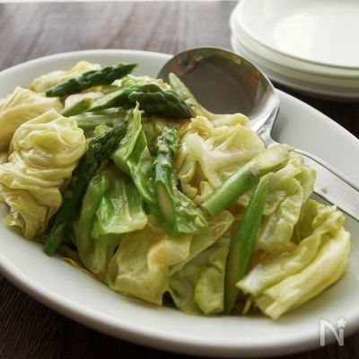 ささっと1品!キャベツとアスパラのピリ辛甘酢炒め