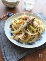 旨味たっぷり◎オイルサーディンとたまねぎのおかか炒め