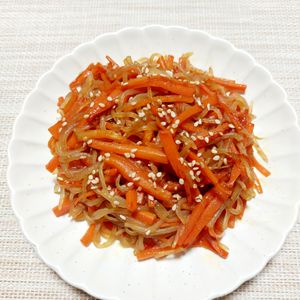 よっこの作ってみた!投稿(食材2つで簡単！【にんじんと白滝の中華風ごま炒め】腸活にも◎)