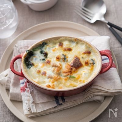 基本のホワイトソースで作る、チキンマカロニグラタン。