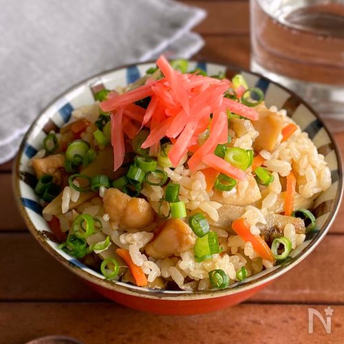焼いて混ぜこむだけ！昔懐かしい味わいの「ソース鶏ごぼう飯」